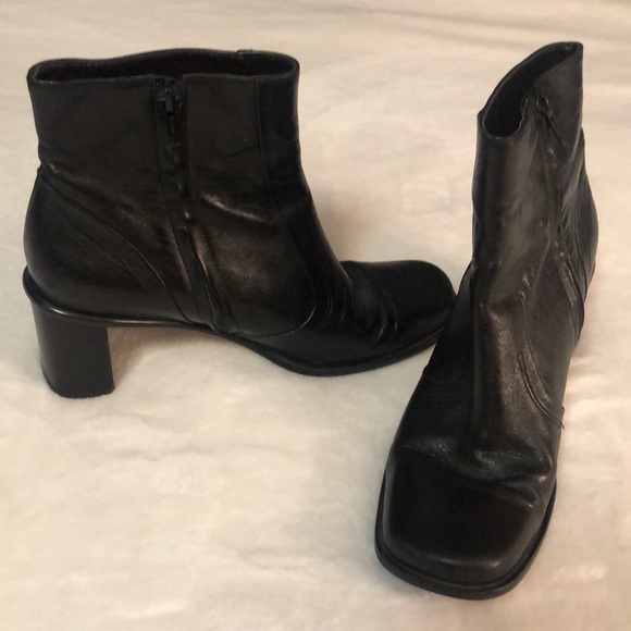 Etienne Aigner 100% black leather sz 8 booties with zipper and 2.25” heel - Picture 12 of 12
